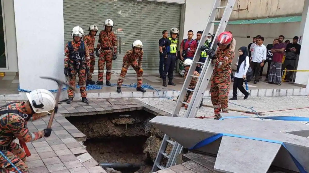 Indian Women fall in sinkhole